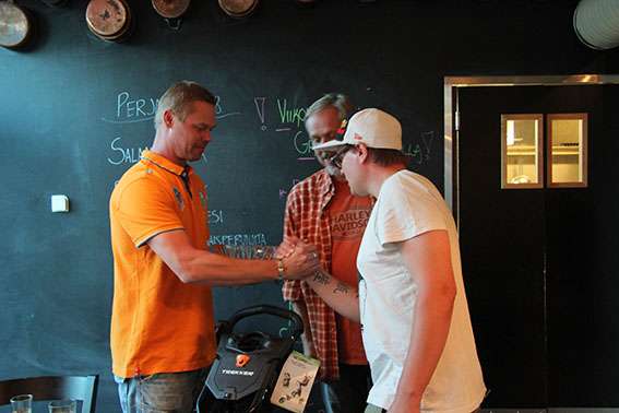 XXIII Häti-Maljan voittaja Jari Aitola saa nimensä kristalliimaljaan ja komeat kärryt kaupan päälle. Palkinon jakavat Kari Häti ja Antti Häti. 