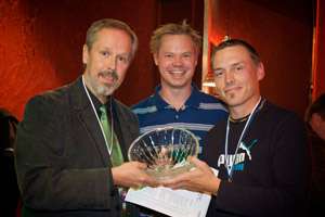 Häti-Malja löysi tiensä tuttuun hyllyyn. Voittaja Tommi Ruissalo oikealla. Palkinnon luovuttivat kisan järjestäjät Antti Häti sekä Kari Häti.
