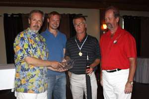 Kari Vento, Häti-Maljan voittaja vuonna 2009 vastaanottaa palkintonsa kisan järjestäjiltä. (Antti Häti, Kari Häti, Kari Vento ja Heikki Häti).