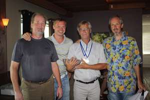 Kari Vento, Häti-Maljan voittaja vuonna 2011 vastaanottaa palkintonsa kisan järjestäjiltä. (Heikki Häti, Kari Häti, Kari Vento ja Antti Häti).